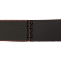 Anteckningsblock/album Wire-o med vinröda pärmar och svarta sidor och spiralrygg, mått 20 x 12 cm.