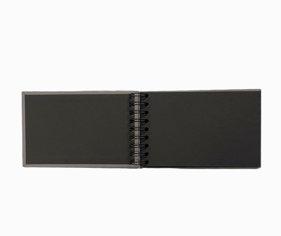 Anteckningsblock/album Wire-o med grå pärmar och svarta sidor och spiralrygg, mått 20 x 12 cm.