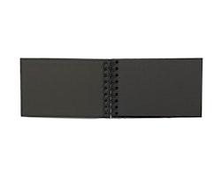 Anteckningsblock/album Wire-o med svarta pärmar och svarta sidor och spiralrygg, mått 20 x 12 cm.