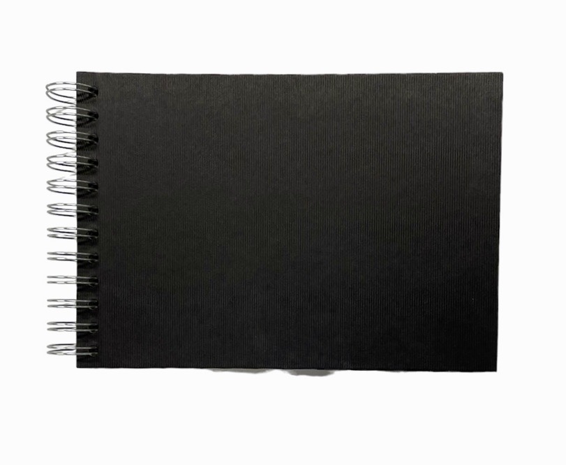 Anteckningsblock/album Wire-o med svarta pärmar och svarta sidor och spiralrygg, mått 24 x 16 cm.