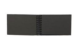 Anteckningsblock/album Wire-o med svarta pärmar och svarta sidor och spiralrygg, mått 24 x 16 cm.