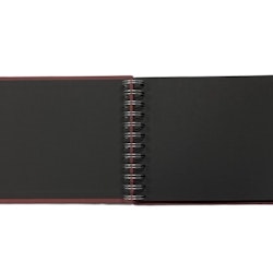 Anteckningsblock/album Wire-o med vinröda pärmar och svarta sidor och spiralrygg, mått 24 x 16 cm.