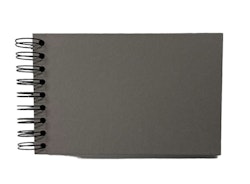 Anteckningsblock/album Wire-o med grå pärmar och svarta sidor och spiralrygg, mått 24 x 16 cm.