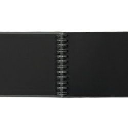 Anteckningsblock/album Wire-o med grå pärmar och svarta sidor och spiralrygg, mått 24 x 16 cm.