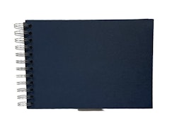 Anteckningsblock/album Wire-o med blå pärmar och svarta sidor och spiralrygg, mått 24 x 16 cm.