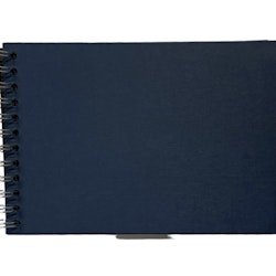 Anteckningsblock/album Wire-o med blå pärmar och svarta sidor och spiralrygg, mått 24 x 16 cm.