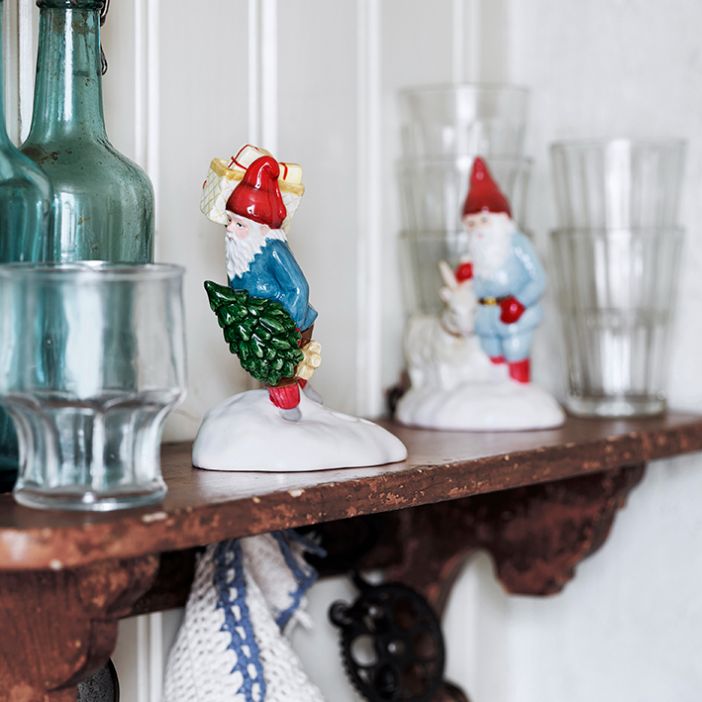 Jennys Grantomte som har fått sin inspiration från Jenny Nyströms julkort från Cult design, en porslinsfigur i vitt, blått, grönt och rött.