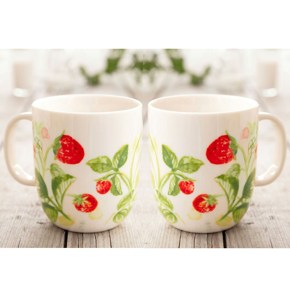 Fragaria ett 2 pack med kaffe/temuggar i vitt porslin med röda jordgubbar  och gröna blad från Cult design, mått 2 x 8 x 9 cm. - Roomoutlet.se -  Textilier och inredning i Karlstad