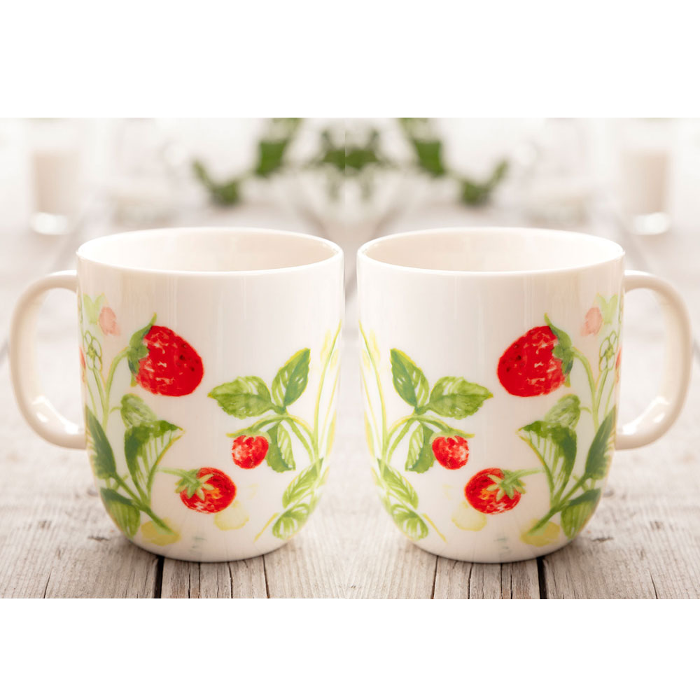 Fragaria ett 2 pack med kaffe/temuggar i vitt porslin med röda jordgubbar och gröna blad från Cult design, mått 2 x 8 x 9 cm.