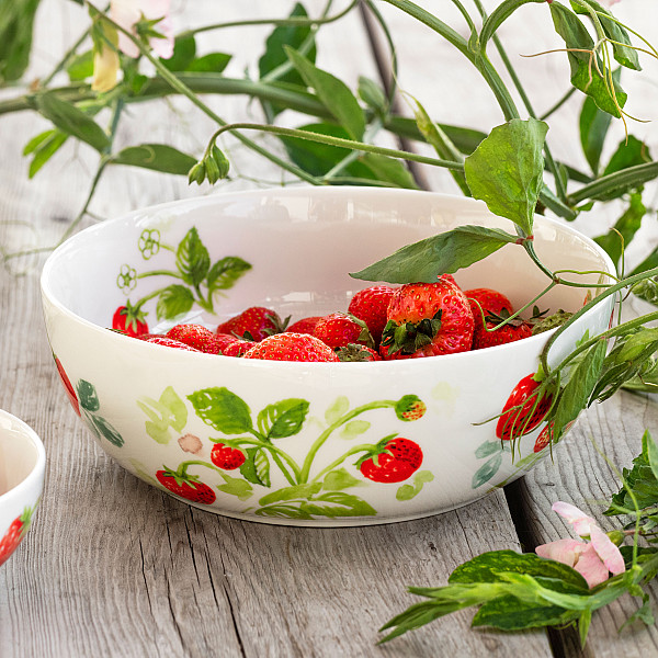 Fragaria serveringsskål i vitt porslin med röda jordgubbar och gröna blad från Cult design, mått 21 x 8 cm.