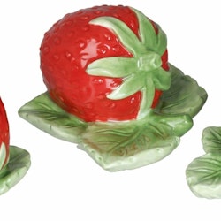 Fragaria ett 3 pack med röda dekorationsjordgubbar i porslin från Cult design, mått 5 cm.