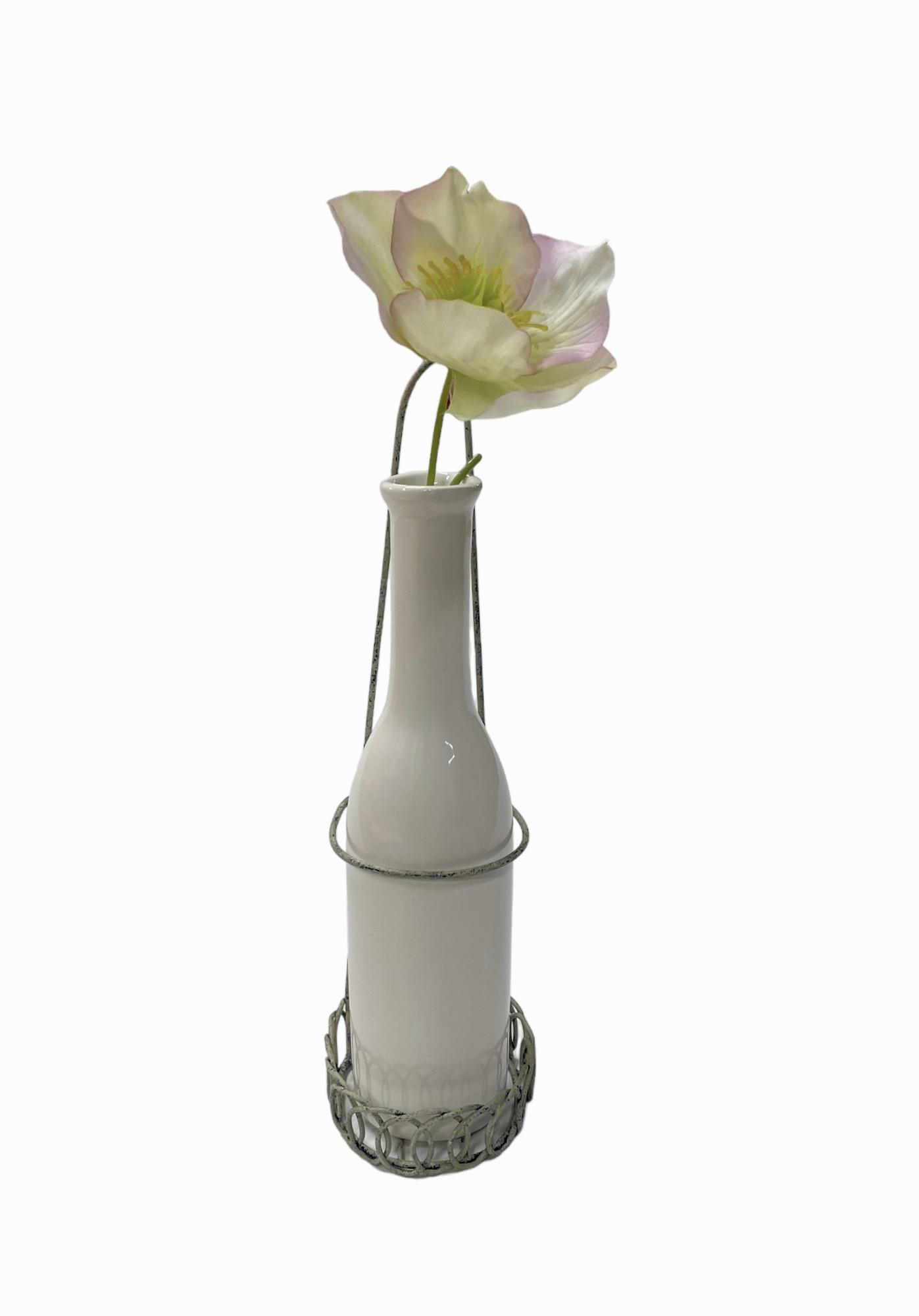 Carina en vas/dekorationsflaska i vitt porslin med en rustik metallhållare för vägghängning, h 25 x 6,5 cm.