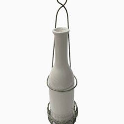 Carina en vas/dekorationsflaska i vitt porslin med en rustik metallhållare för vägghängning, h 25 x 6,5 cm.