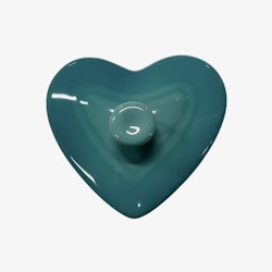 Heart en grön hjärtformad ugnsfast form med lock i stengods, mått b 11,5 x d 10,5 x h inkl lock 9,5 cm.