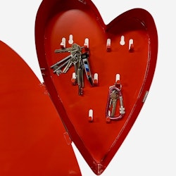 Hjärta ett rejält nyckelskåp i rödlackad metall, mått h 38 x b 25 x h 6 cm.