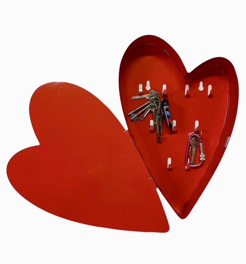 Hjärta ett rejält nyckelskåp i rödlackad metall, mått h 38 x b 25 x h 6 cm.