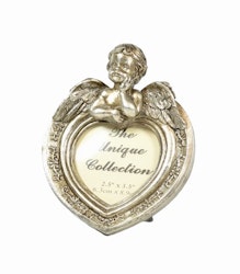 Ängel 4 en hjärtformad fotoram i antiksilver med en söt ängel, mått h 13 x 10 cm.