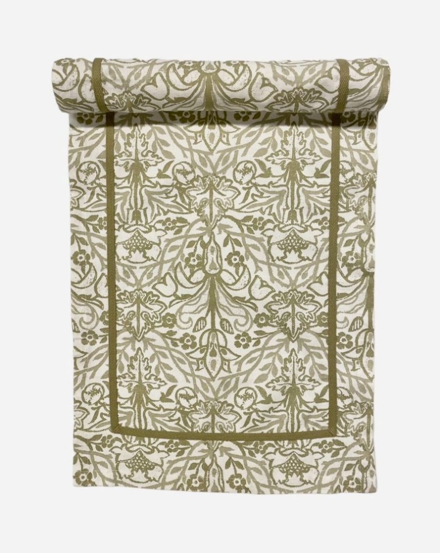 Blomster en bomullslöpare i off-white med beiga och gröna blomslingor från Jakobsdals, mått 40 x 120 cm.
