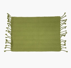 Smilla en grön tablett i en grovt vävd bomull med fransar på kortsidorna från Noble house, mått 35 x 45 cm.