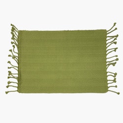 Smilla en grön tablett i en grovt vävd bomull med fransar på kortsidorna från Noble house, mått 35 x 45 cm.