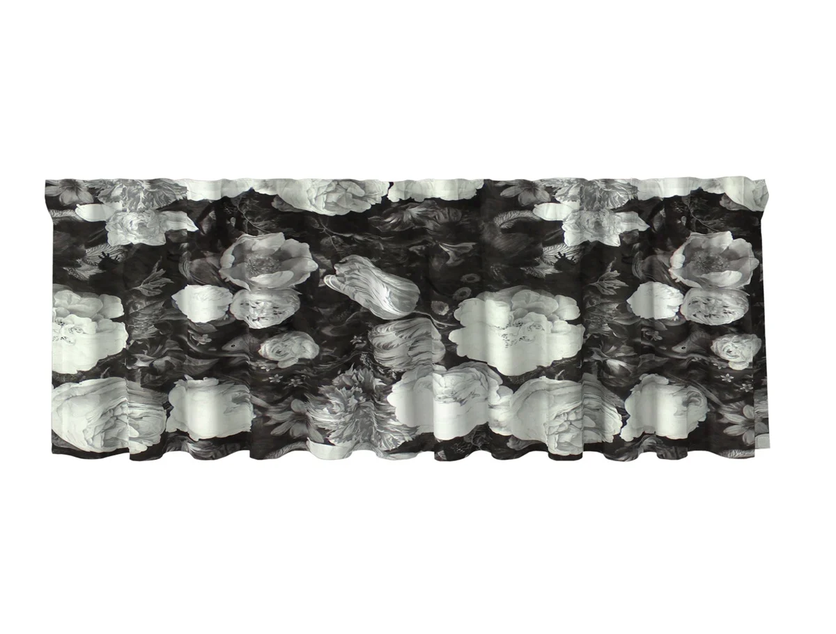 Malbec en färdigsydd gardinkappa i sammet med multiband från Redlunds textil med en svart botten med ett vitt och grått blommönster, mått 250 x 45 cm.