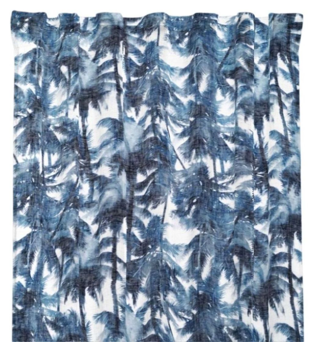 Cancun ett tunt gardinset på ljus botten med ett blått palmmönster och med multiband från Redlunds textil.
