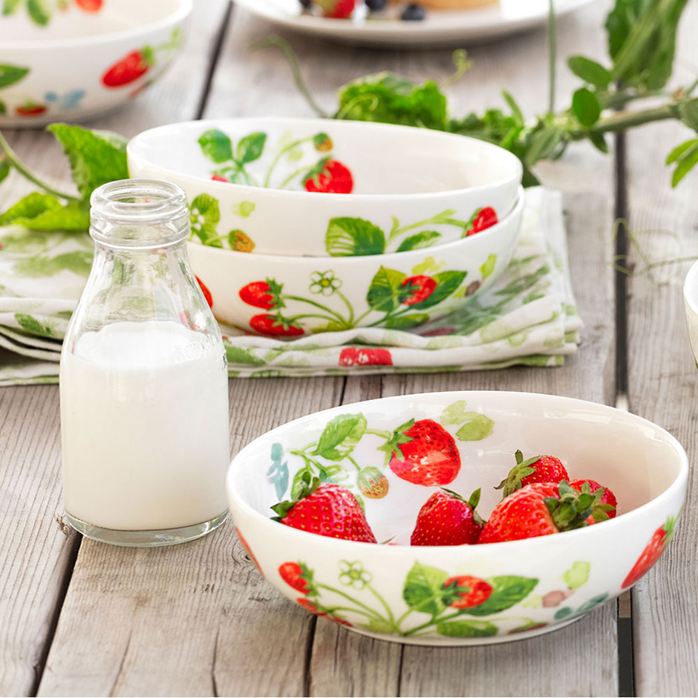 Fragaria en somrig kökshandduk i vitt med röda jordgubbar från Cult design, mått 50 x 70 cm.