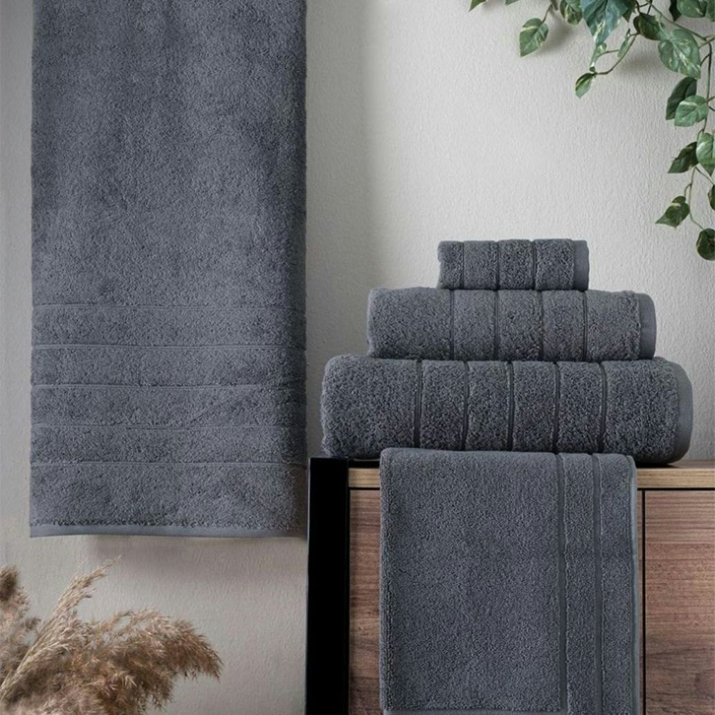Roma en mörkgrå badrumsmatta i en kraftig frotté från Indusia design.