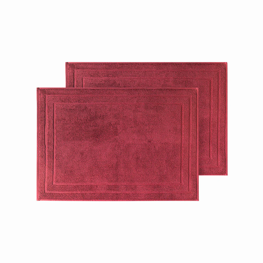 Roma en röd badrumsmatta i en kraftig frotté från Indusia design.