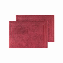 Roma en röd badrumsmatta i en kraftig frotté i mått 50 x 70 cm från Indusia design.