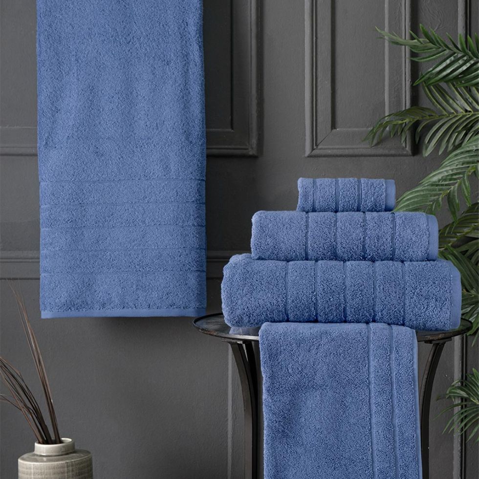Roma en serie med blå badlakan och handdukar i en tjock och slitstark bomullsfrotté från Indusia design.