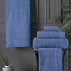 Roma en serie med blå badlakan, handdukar och badrumsmatta i en tjock och slitstark bomullsfrotté från Indusia design.