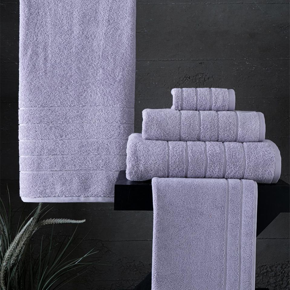 Roma en serie med lila badlakan och handdukar i en tjock och slitstark bomullsfrotté från Indusia design.