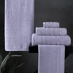 Roma en serie med lila badlakan, handdukar och badrumsmatta i en tjock och slitstark bomullsfrotté från Indusia design.