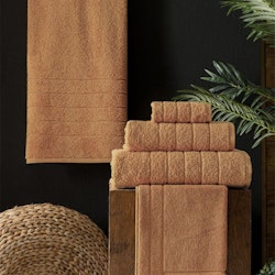 Roma en serie med okrafärgade badlakan, handdukar och badrumsmatta i en tjock och slitstark bomullsfrotté från Indusia design.