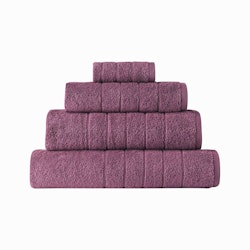 Roma en serie med rosa badlakan, handdukar och badrumsmatta i en tjock och slitstark bomullsfrotté från Indusia design.