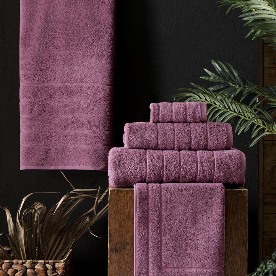 Roma en serie med rosa badlakan, handdukar och badrumsmatta i en tjock och slitstark bomullsfrotté från Indusia design.
