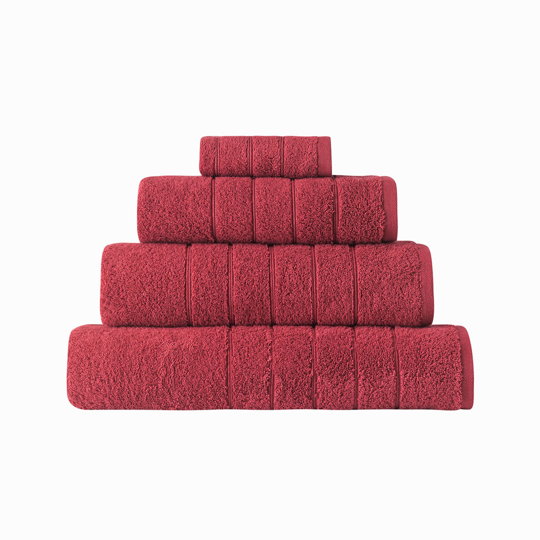 Roma en serie med röda badlakan, handdukar och badrumsmatta i en tjock och slitstark bomullsfrotté från Indusia design.
