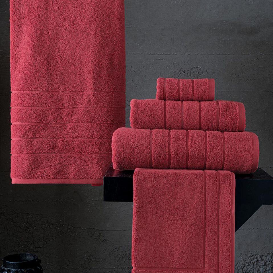 Roma en serie med röda badlakan, handdukar och badrumsmatta i en tjock och slitstark bomullsfrotté från Indusia design.