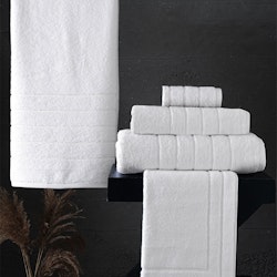 Roma en serie med vita badlakan, handdukar och badrumsmatta i en tjock och slitstark bomullsfrotté från Indusia design.