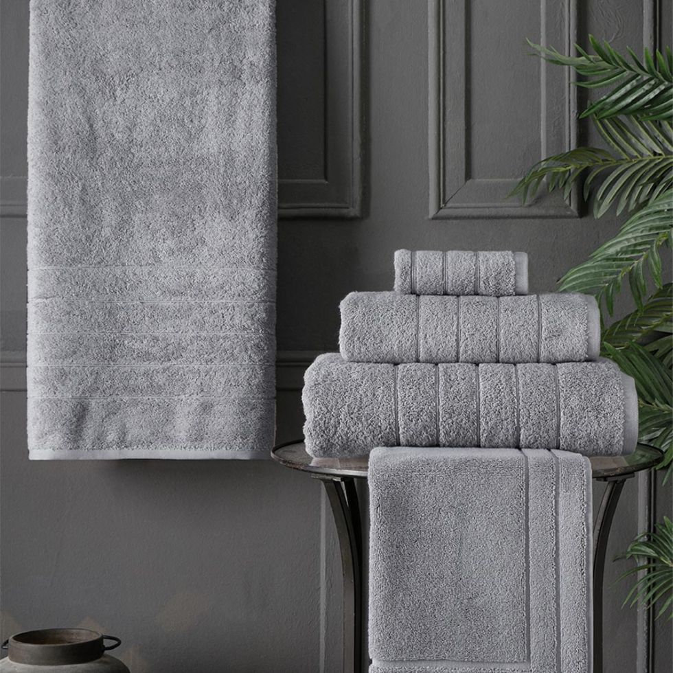Roma en serie med grå badlakan och handdukar i en tjock och slitstark bomullsfrotté från Indusia design.