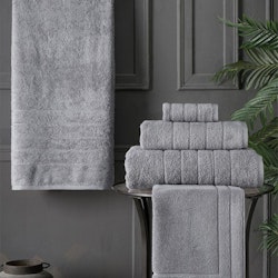 Roma en serie med grå badlakan, handdukar och badrumsmatta i en tjock och slitstark bomullsfrotté från Indusia design.