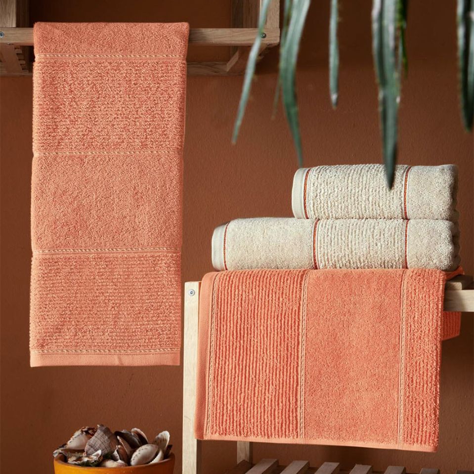 Riga en serie med orange badlakan och handdukar i en tjock och slitstark bomullsfrotté från Indusia design