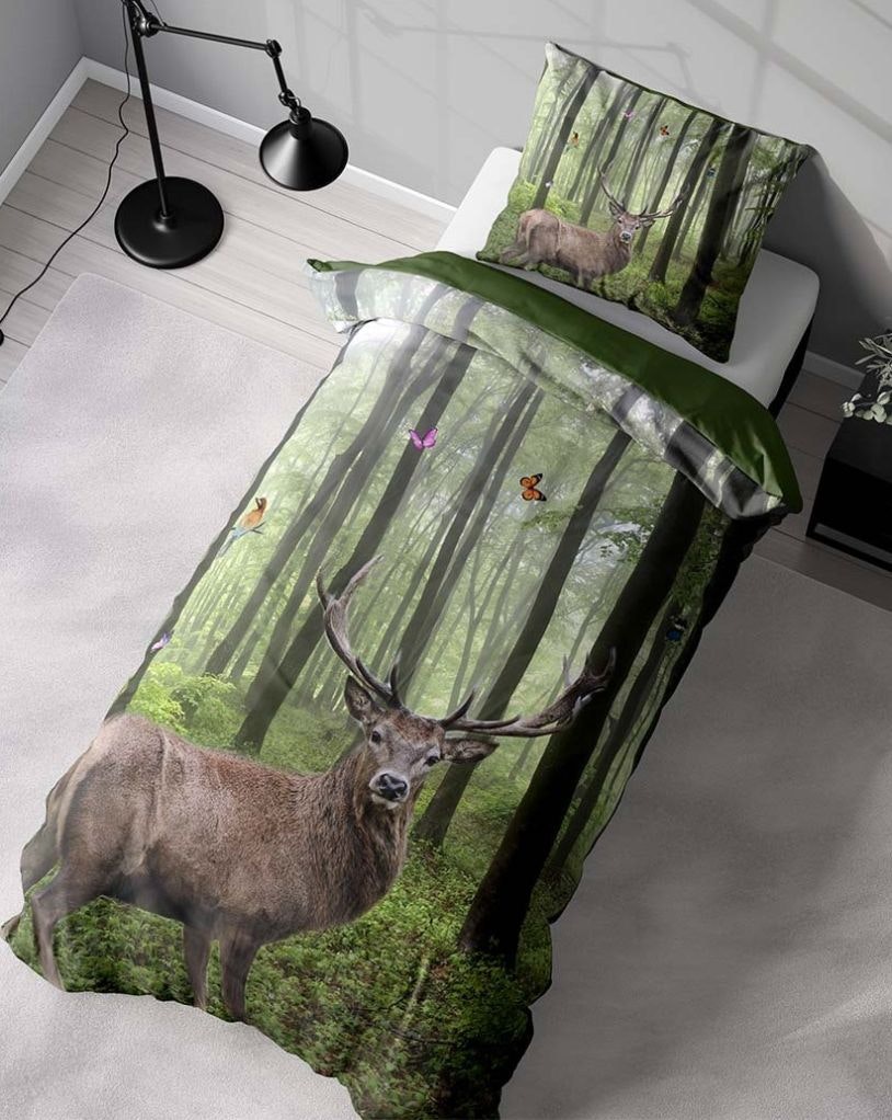 Deer nature ett vackert påslakanset i mått 150 x 210 cm i bomullssatin med ett vackert naturmönster i med knäppning i botten, från Indusia design