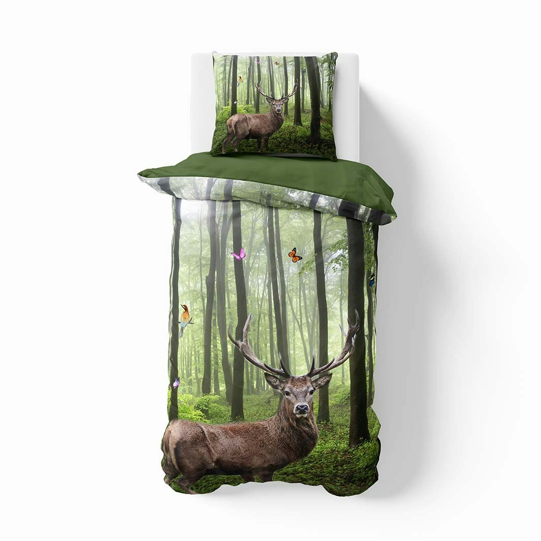 Deer nature ett vackert påslakanset i mått 150 x 210 cm i bomullssatin med ett vackert naturmönster i med knäppning i botten, från Indusia design