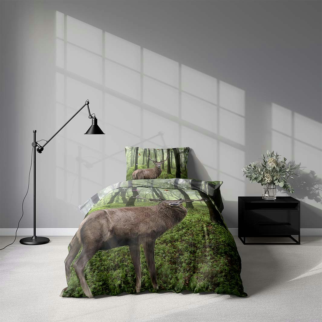 Deer nature ett vackert påslakanset i mått 150 x 210 cm i bomullssatin med ett vackert naturmönster i med knäppning i botten, från Indusia design