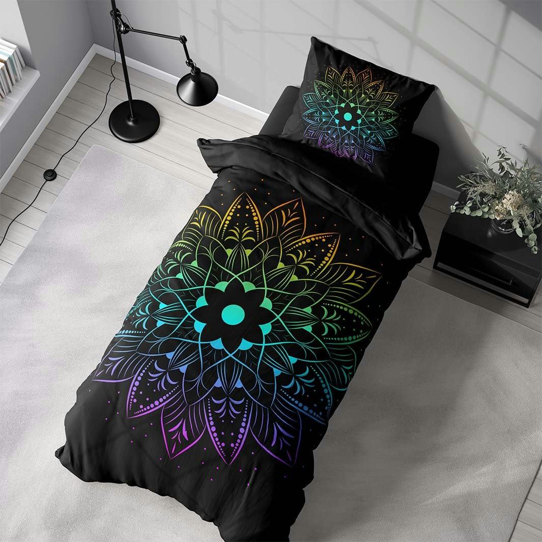Mandala rainbow ett påslakanset i bomull i svart med en regnbågsfärgad mandala med dragkedja i botten, från Indusia design