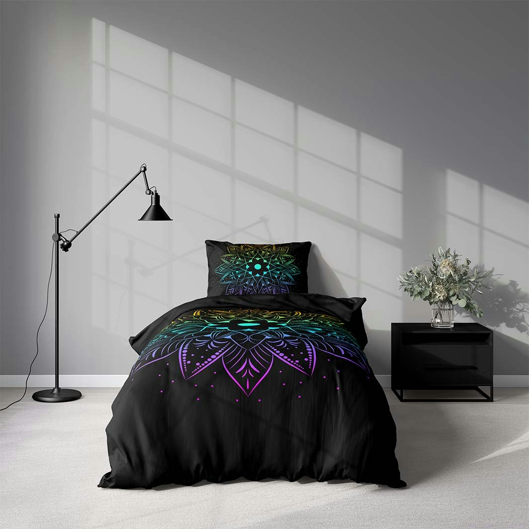 Mandala rainbow ett påslakanset i bomull i svart med en regnbågsfärgad mandala med dragkedja i botten, från Indusia design