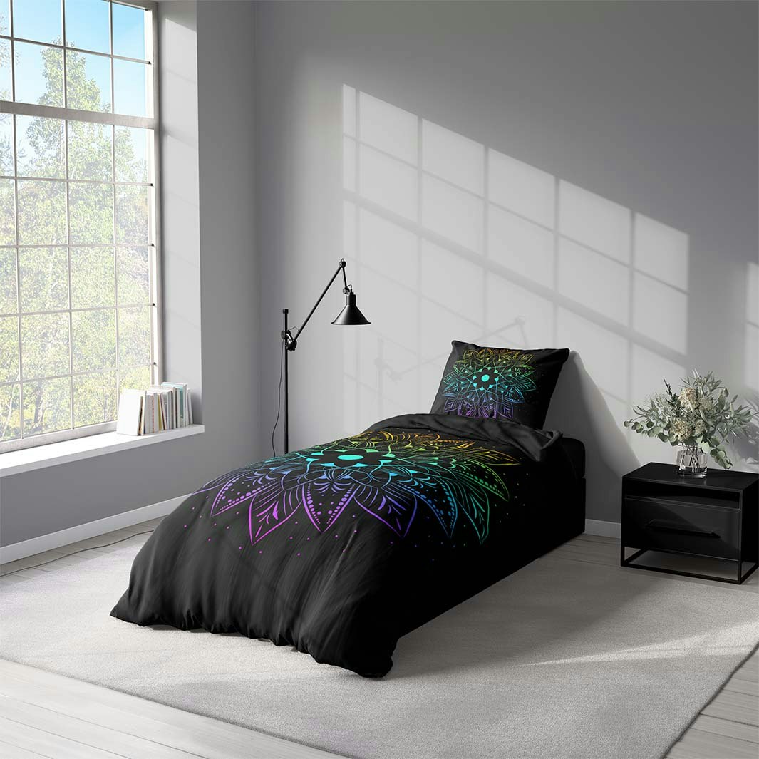 Mandala rainbow ett påslakanset i bomull i svart med en regnbågsfärgad mandala med dragkedja i botten, från Indusia design