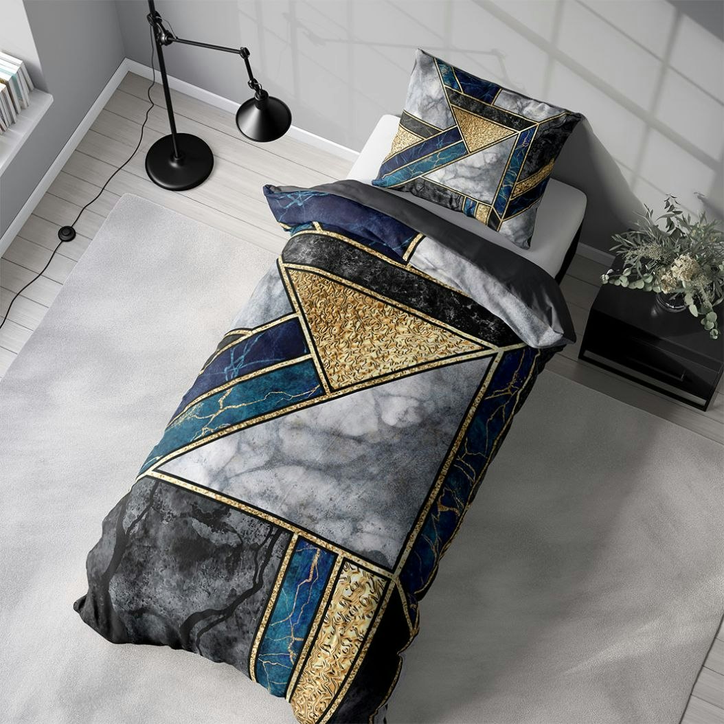 Marble art blue ett påslakanset i bomull med ett marmormönster i svart, vitt, blått och guld med dragkedja i botten, från Indusia design